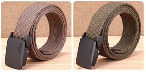 Dettaglio di cinture in tela intrecciata marrone e verde con fibbie nere lisce