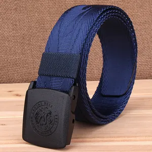 Détail de la ceinture en nylon jacquard bleu marine avec boucle de dragon noire