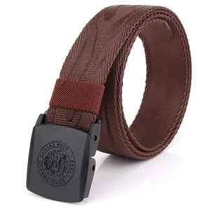 Ceinture tactique en nylon marron pour hommes avec boucle dragon noire sur fond blanc