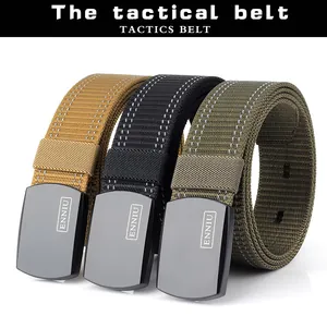 Gros plan sur trois ceintures tactiques en nylon en kaki, noir et vert armée