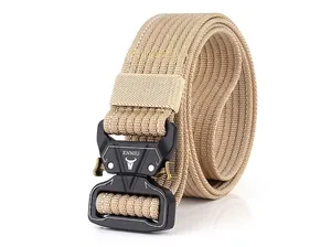 Detailansicht des khakifarbenen taktischen Nylon-Gürtels mit schwarzer Cobra-Schnalle