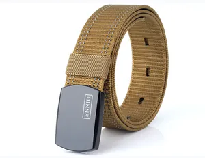 Gros plan d'une ceinture tactique avec sangle en nylon kaki et boucle noir mat