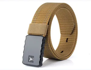Vue détaillée de la boucle de ceinture tactique kaki avec icône de taureau blanc