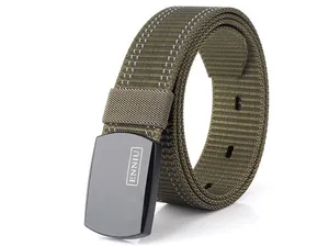 Détail d'une ceinture tactique en nylon vert armée avec boucle noire mate et coutures