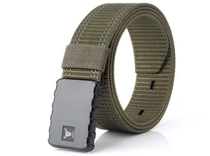 Détail d'une ceinture tactique vert armée avec coutures réfléchissantes et boucle noire