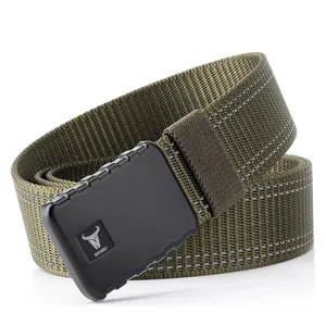 Détail de la ceinture tactique vert armée avec coutures blanches et boucle noire mate