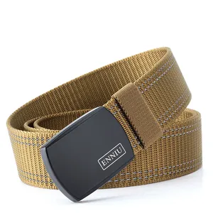 Détail de la ceinture tactique en nylon kaki avec couture réfléchissante et boucle noire mate