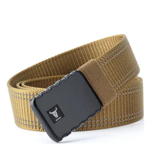 Détail de la boucle de ceinture tactique en nylon avec logo ENNIU et coutures réfléchissantes