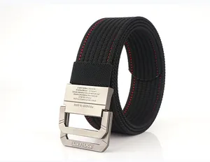 Detailansicht der schwarzen Nylon-Gürtelschnalle mit Doppelring und roten Ziernähten