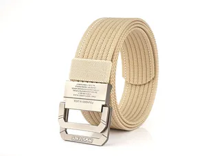 Detailansicht beige Nylon-Gürtel mit Doppel-D-Ring-Metallschnalle und Logo-Gravur