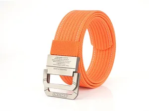 Detail eines orangen gewebten Nylon-Gürtels mit gebürsteter Doppel-D-Ring-Metallschnalle