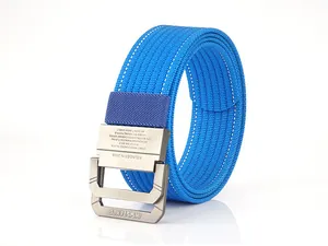 Detail eines blauen Nylon-Webgürtels mit gebürsteter Doppelring-Metallschnalle und Gravur