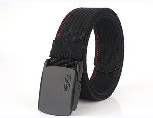 Détail de la ceinture en nylon noir avec coutures rouges et boucle en métal mat