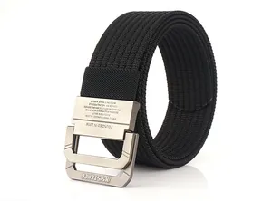 Detailaufnahme des schwarzen Nylon-Gürtels mit Doppelring-Metallschnalle und Gravur