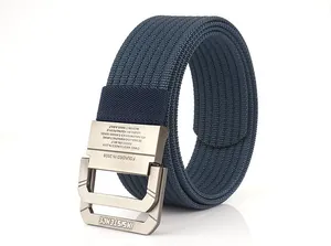 Nahaufnahme der matten Metall-Doppelring-Schnalle am dunkelblauen Nylon-Gürtel