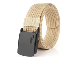 Détail de la ceinture tressée en nylon kaki avec boucle en métal noir mat et logo gravé