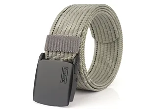 Détail de la ceinture en nylon gris-vert avec boucle noire mate et logo de marque ENNIU