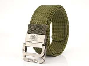 Detailansicht des olivgrünen Nylon-Gürtels mit matter Metallschnalle und Gravurtextur