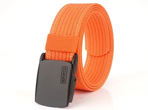 Détail de la ceinture en nylon orange vif avec boucle noire et coutures décoratives blanches