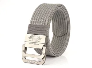 Detailansicht der matten Metallschnalle und der grauen Nylon-Webstruktur am Taktikgürtel