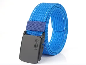 Détail de la ceinture tressée en nylon bleu avec boucle noire mate et surpiqûres blanches