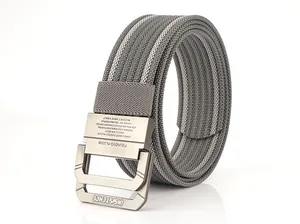Detail eines grauen Nylon-Gürtels mit Doppel-D-Ring-Schnalle und Textur-Gravur