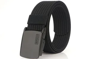 Gros plan de la boucle en métal noir mat avec logo sur une ceinture en nylon noir