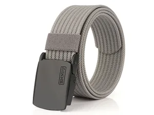 Vue détaillée de la ceinture en nylon gris ENNIU avec boucle noire mate et lisse