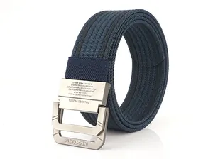 Makroaufnahme des dunkelblauen Nylon-Gürtels mit matter Doppel-D-Ring-Schnalle und Gravur