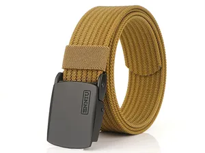 Détail de la ceinture en nylon marron avec boucle noire mate et logo ENNIU gravé