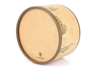Détail de la boîte cadeau ronde en papier kraft avec illustrations de monuments mondiaux