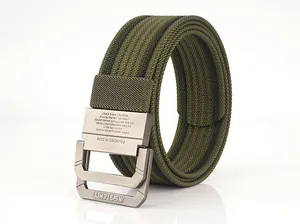 Nahaufnahme des militärgrünen Nylongürtels mit doppelter D-Ring-Mattschnalle und Gravur