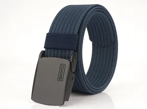 Détail de la ceinture en nylon bleu avec boucle noire mate et gravure ENNIU