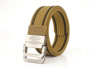 Detail eines khakifarbenen Nylon-Gürtels mit schwarzen Streifen und Doppelringschnalle