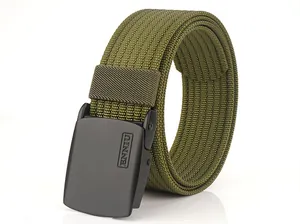 Gros plan sur la ceinture en nylon vert militaire avec boucle noire mate et logo
