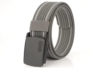 Détail de la ceinture en toile de nylon grise avec boucle automatique et logo ENNIU
