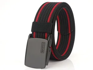 Détail de ceinture en nylon à rayures noires et rouges et boucle en métal noir