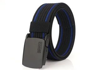 Détail d'une ceinture en nylon noir à rayures bleues et boucle noir mat élégante