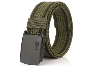 Détail de la ceinture en nylon vert armée avec boucle en métal noir mat et logo embossé