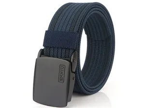 Gros plan d'une ceinture tressée en nylon bleu foncé avec boucle automatique noir mat