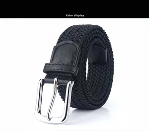 Detail eines schwarzen elastischen Flechtgürtels mit silberner Metallschnalle und Leder