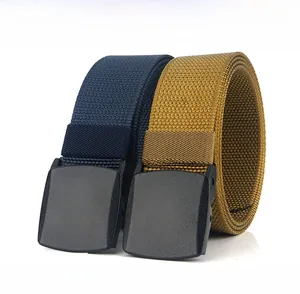 Détail de deux ceintures tactiques en nylon bleu et kaki avec boucles en alliage de zinc