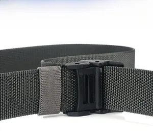 Détail macro d'une ceinture tactique avec tissu à texture perle et boucle noire