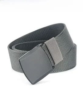 Détail macro du tissu de ceinture en nylon tressé gris et boucle carrée noire mate