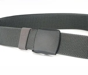 Gros plan sur la texture du tissu en nylon gris et la boucle ergonomique en plastique