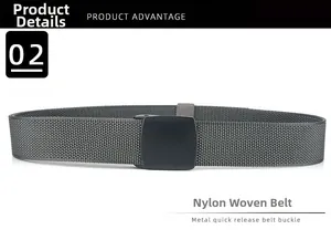 Détail de la sangle en nylon gris et de la boucle de ceinture noire mate en métal