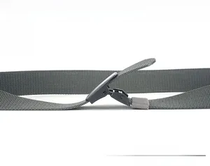 Détail de la ceinture en nylon gris avec boucle automatique noire mate et texture tissée