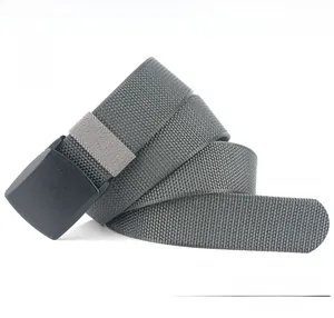 Détail d'une ceinture tactique en nylon gris avec bout découpé au laser et boucle
