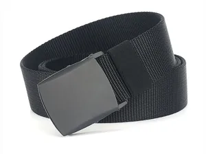 Dettaglio ravvicinato della cintura tattica in nylon nero con fibbia in metallo opaco