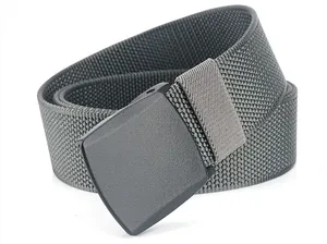 Gros plan sur la texture tissée épaisse et la boucle noire mate de cette ceinture en nylon